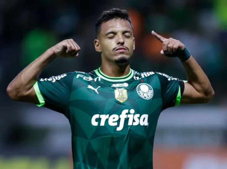 Gabriel Menino tem concorrência acirrada no elenco do Palmeiras hoje