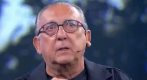 Galvão Bueno recebe homenagem na Globo e se emociona
