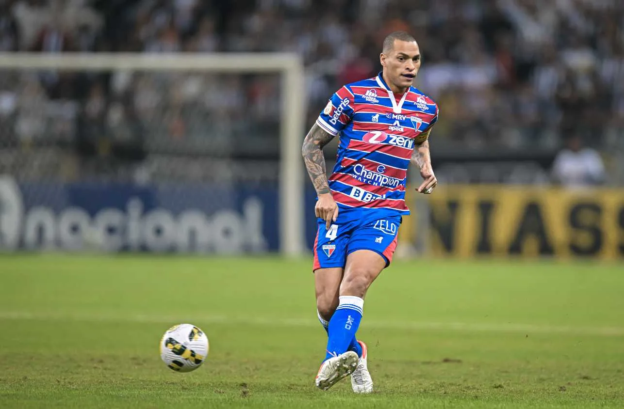 Jogador do Fortaleza se emociona em entrevista ao relembrar atentado ao ônibus