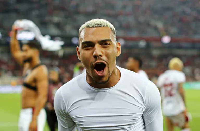 Grêmio entra na disputa com Botafogo e Corinthians por Matheuzinho, do Flamengo