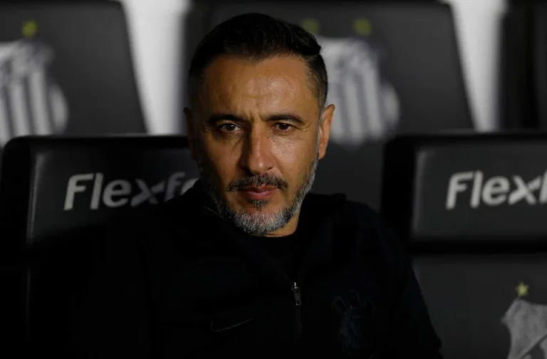 Após declaração polêmica, Fábio Santos é rebatido por Vítor Pereira: “Entrevista covarde”