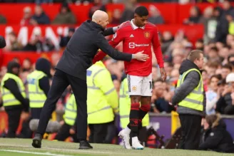 Erik ten Hag cumprimenta Rashford durante partida entre Manchester United e Leicester na Premier League