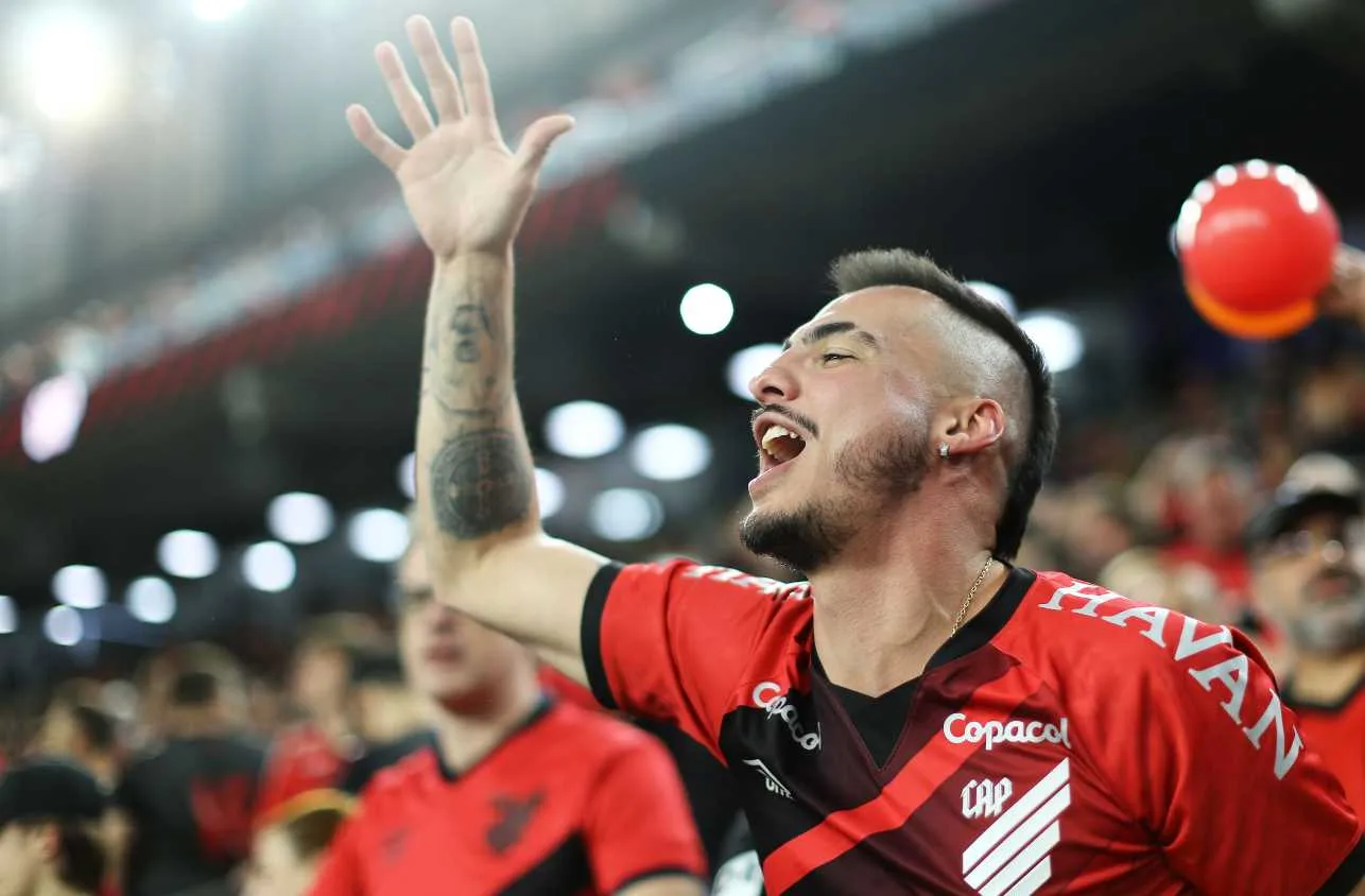 Athletico-PR empata com o Operário e mantém a liderança do Paranaense