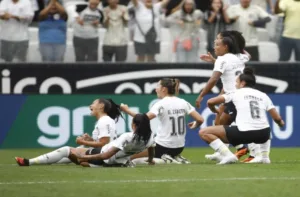 Em duelo de Globo x Record, Corinthians feminino supera o masculino na audiência
