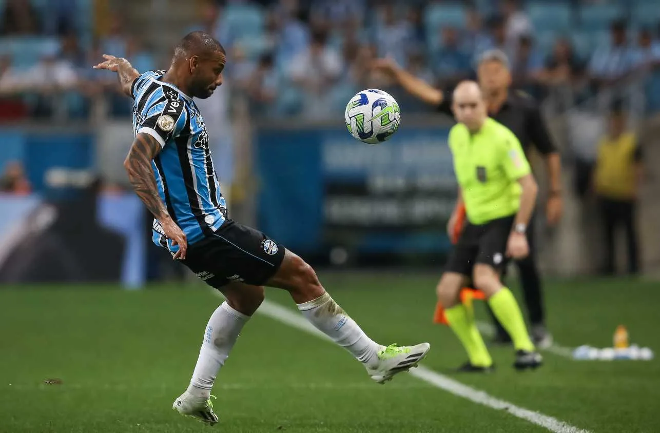 Torcedores do Grêmio vaiam jogador em desembarque para jogo do Gauchão