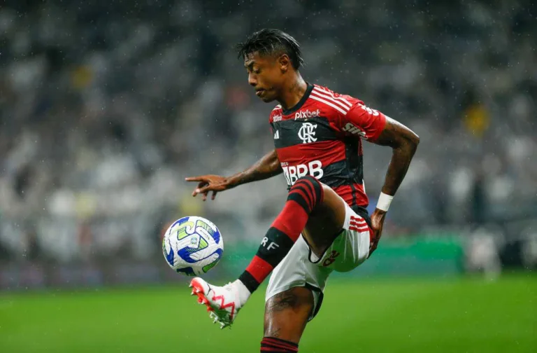Ex-Vasco fala sobre dificuldade para jogar contra Bruno Henrique