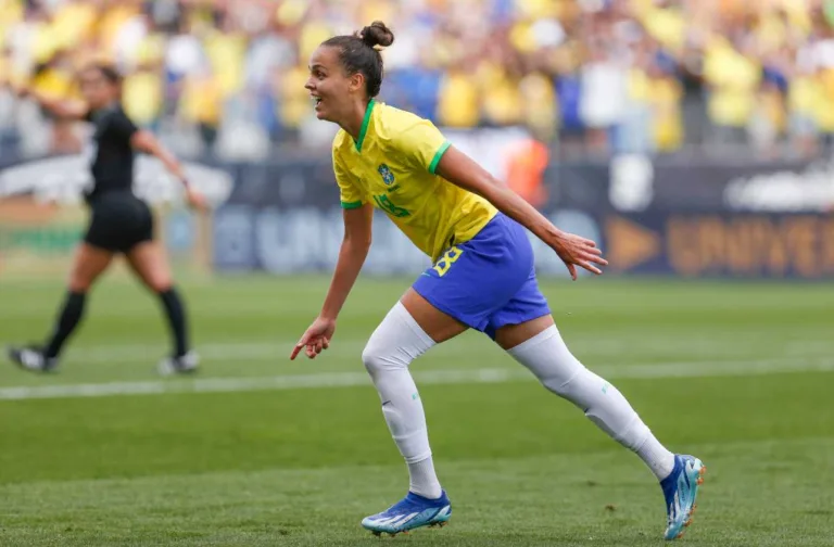 Gabi Portilho pede valorização do futebol feminino no Brasil após vitória do Corinthians