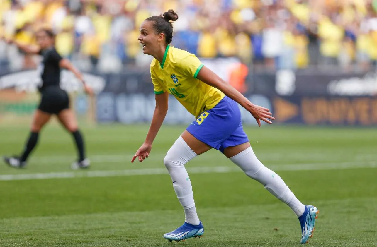 Gabi Portilho pede valorização do futebol feminino no Brasil após vitória do Corinthians