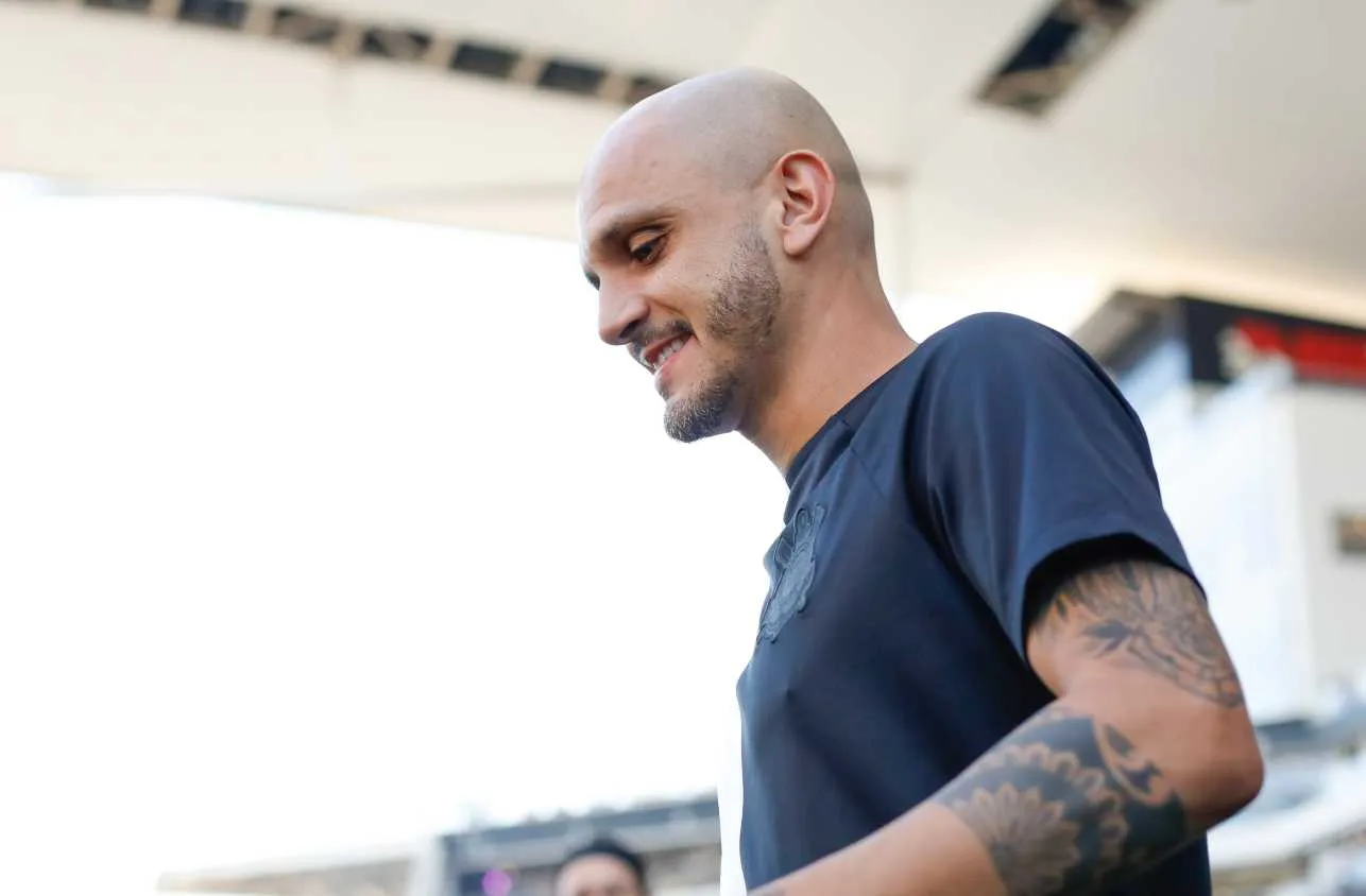 Fábio Santos revela “chuva de reclamações” sobre Vítor Pereira nos tempos de Corinthians