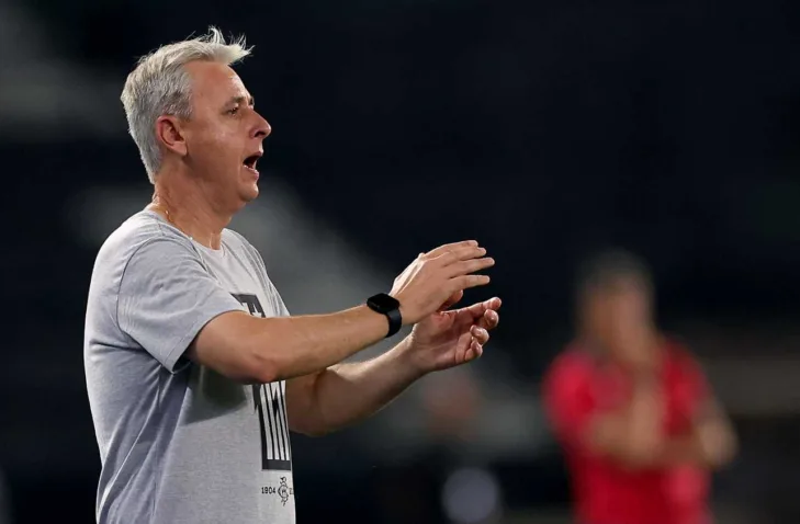 Tiago Nunes tem “condição” para manter cargo no Botafogo; entenda Tiago Nunes tem “condição” para manter cargo no Botafogo; entenda