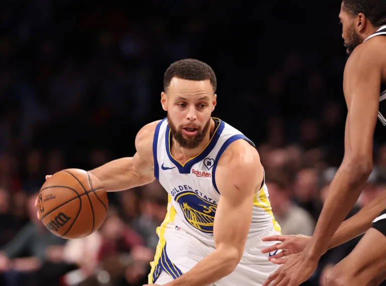 Implacável, Warriors conquistam vitória sobre os Nets na NBA