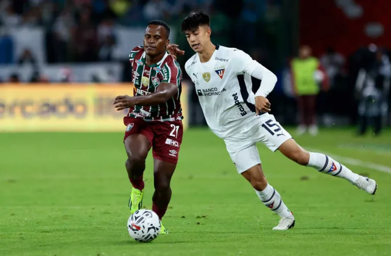 Avião sobrevoa Rio de Janeiro com faixa provocativa da LDU ao Fluminense: “Voltei, meu filho”