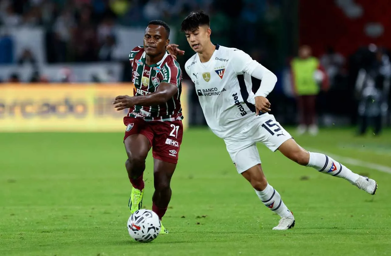 Avião sobrevoa Rio de Janeiro com faixa provocativa da LDU ao Fluminense: “Voltei, meu filho”