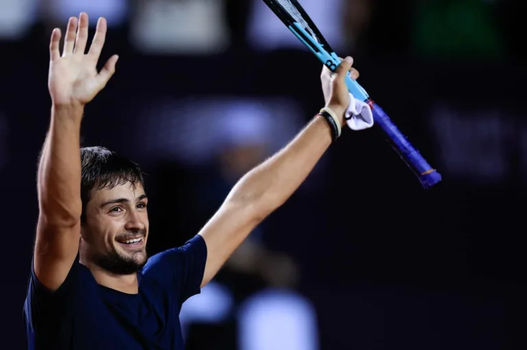 Mariano Navone surpreende, elimina campeão Cameron Norrie e disputará o título do Rio Open