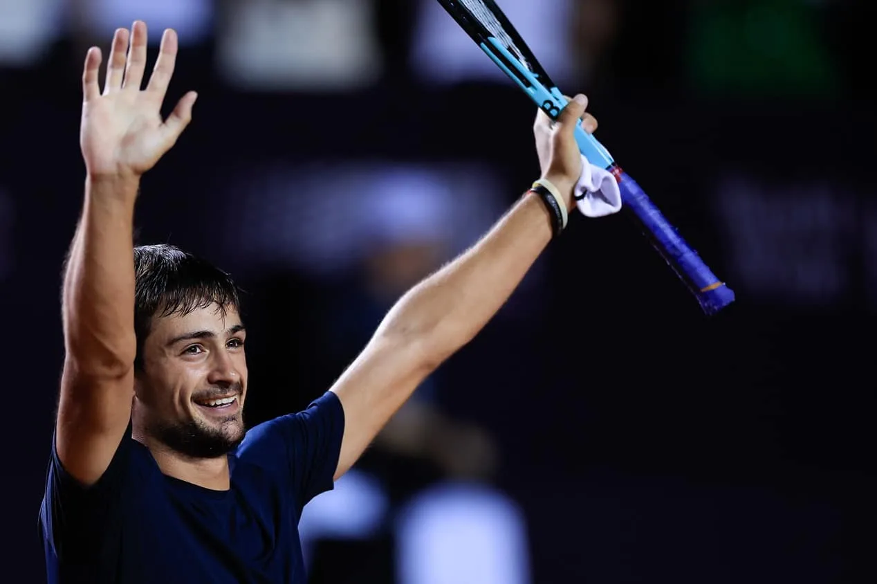 Mariano Navone surpreende, elimina campeão Cameron Norrie e disputará o título do Rio Open