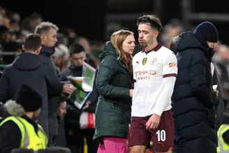 Grealish deixa o campo lesionado após ser substituído na partida entre Manchester City e Luton Town pela Copa da Inglaterra