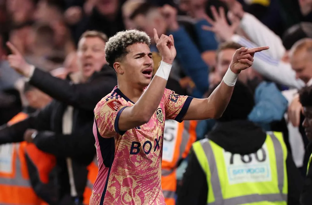 Mateo Joseph busca o empate para o Leeds contra o Chelsea; assista