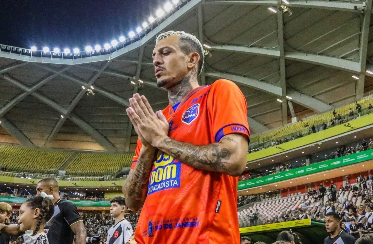 Jogador sofre lesão grave em jogo do Vasco e deixa estádio de ambulância