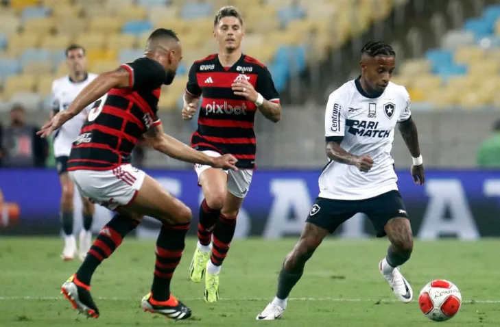 Flamengo supera o Botafogo na estreia de Luiz Henrique