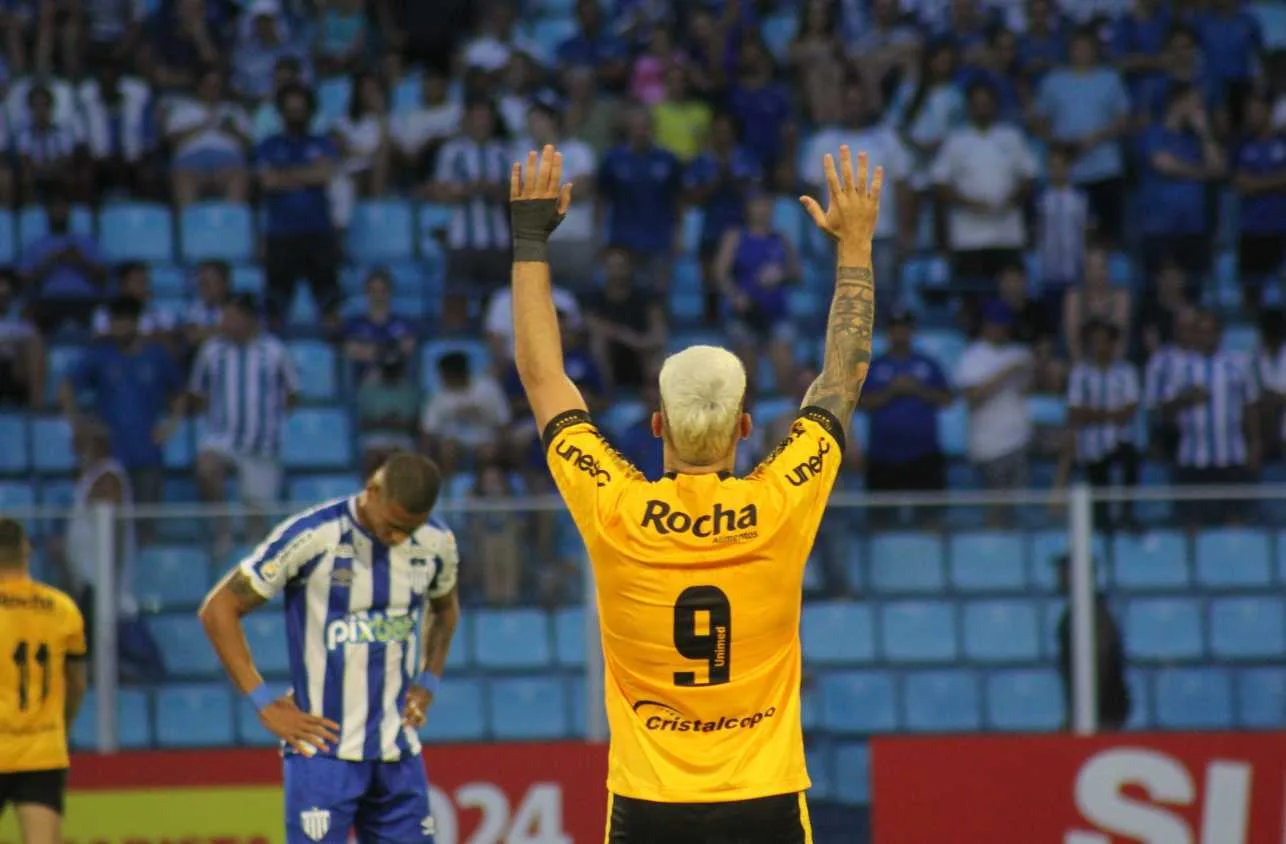 Jogador do Criciúma se emociona dedica gol ao pai falecido
