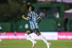 Com golaço de Nathan Fernandes, Grêmio vence o Avenida e retoma a ponta do Gauchão