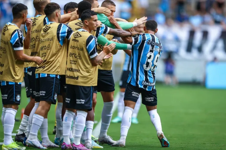 Grêmio leva susto, mas goleia Santa Cruz-RS com gol de estreante