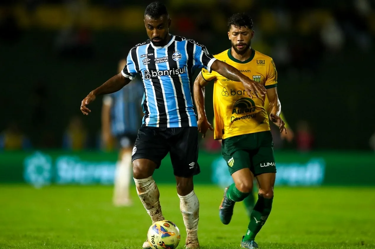 Farid pede saída de três jogadores após empate do Grêmio: “Não tem condições”
