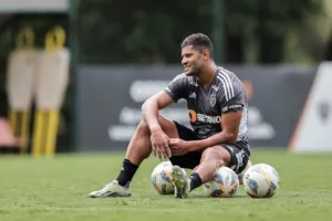 Atacante do Arsenal cita Cristiano Ronaldo, Messi e Hulk em montagem de “jogador perfeito”