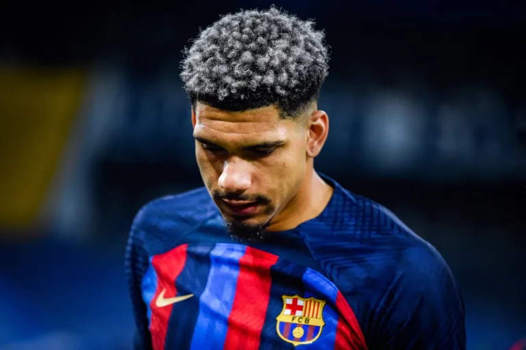 Xavi diz que Ronald Araújo é indispensável para o Barcelona; saiba mais