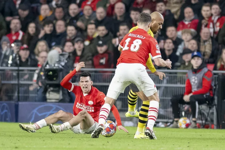 Torcedores do PSV criticam atuação de Hirving Lozano em jogo da Champios League
