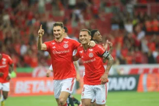 Lucas Alario (E), ao lado de Alan Patrick (D), comemorando gol pelo Internacional
