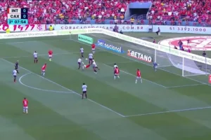 Lucca faz golaço de bicicleta para o Internacional contra o Caxias; assista