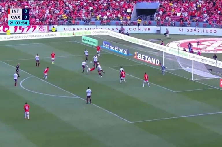 Lucca faz golaço de bicicleta para o Internacional contra o Caxias; assista