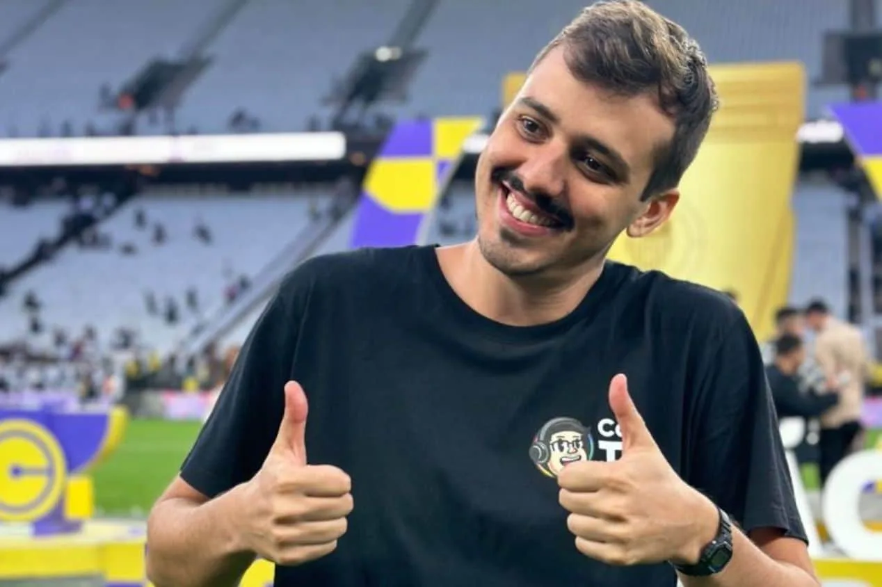 Repórter da Cazé TV se assusta com jogador durante jogo do Paulistão; assista