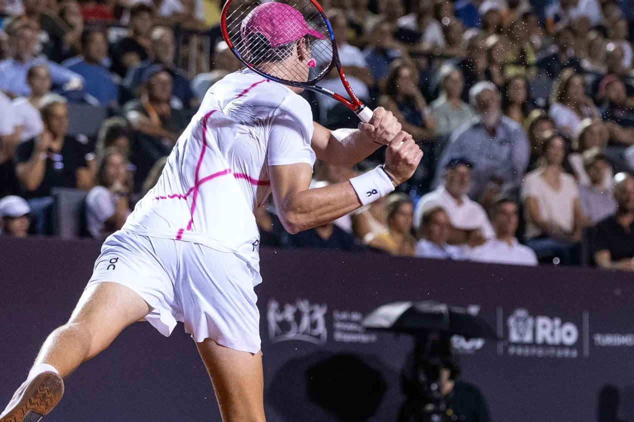 Rio Open: João Fonseca não suporta a pressão e é derrotado por Mariano Navone