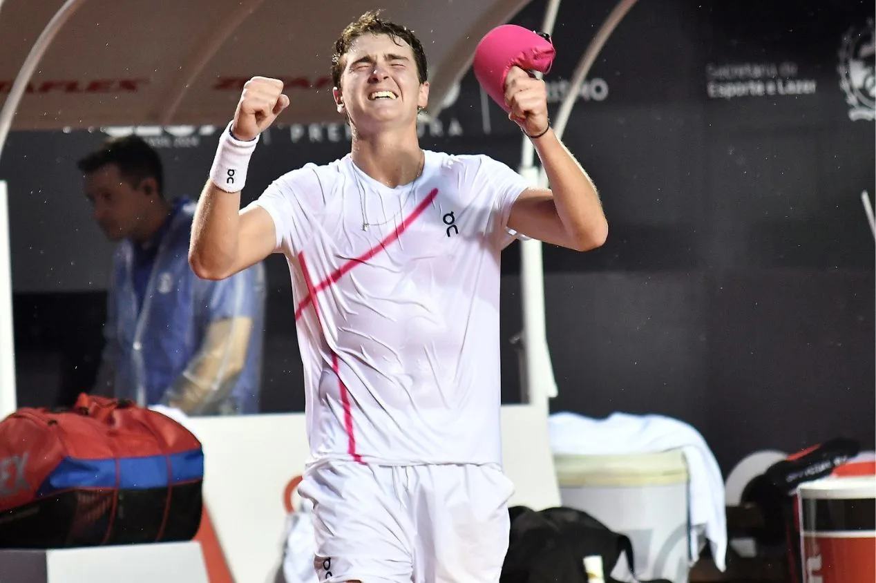 João Fonseca vence, mas chuva volta a atrapalhar no Rio Open