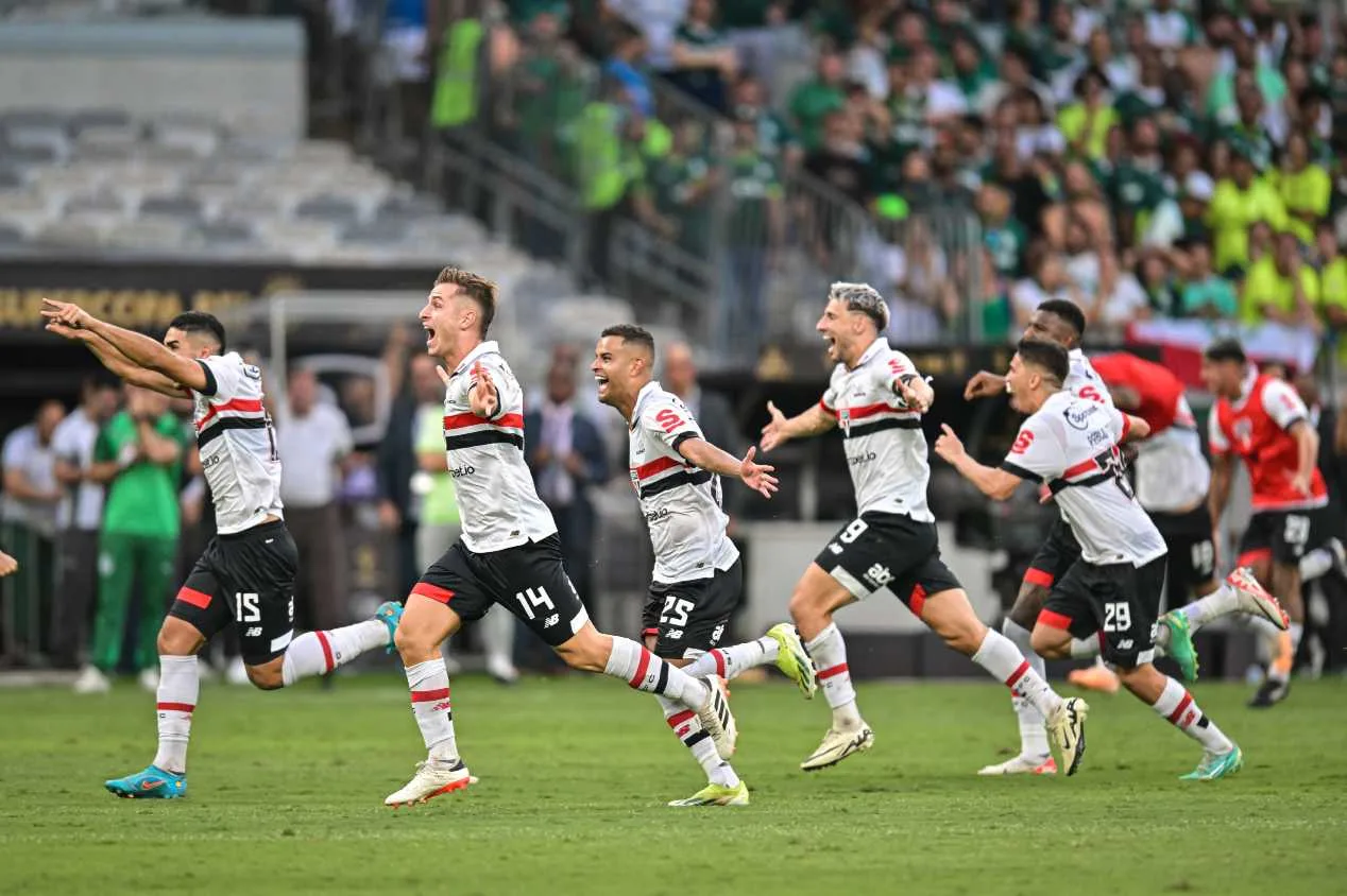 Cicinho dá nova provocada no Palmeiras e manda recado