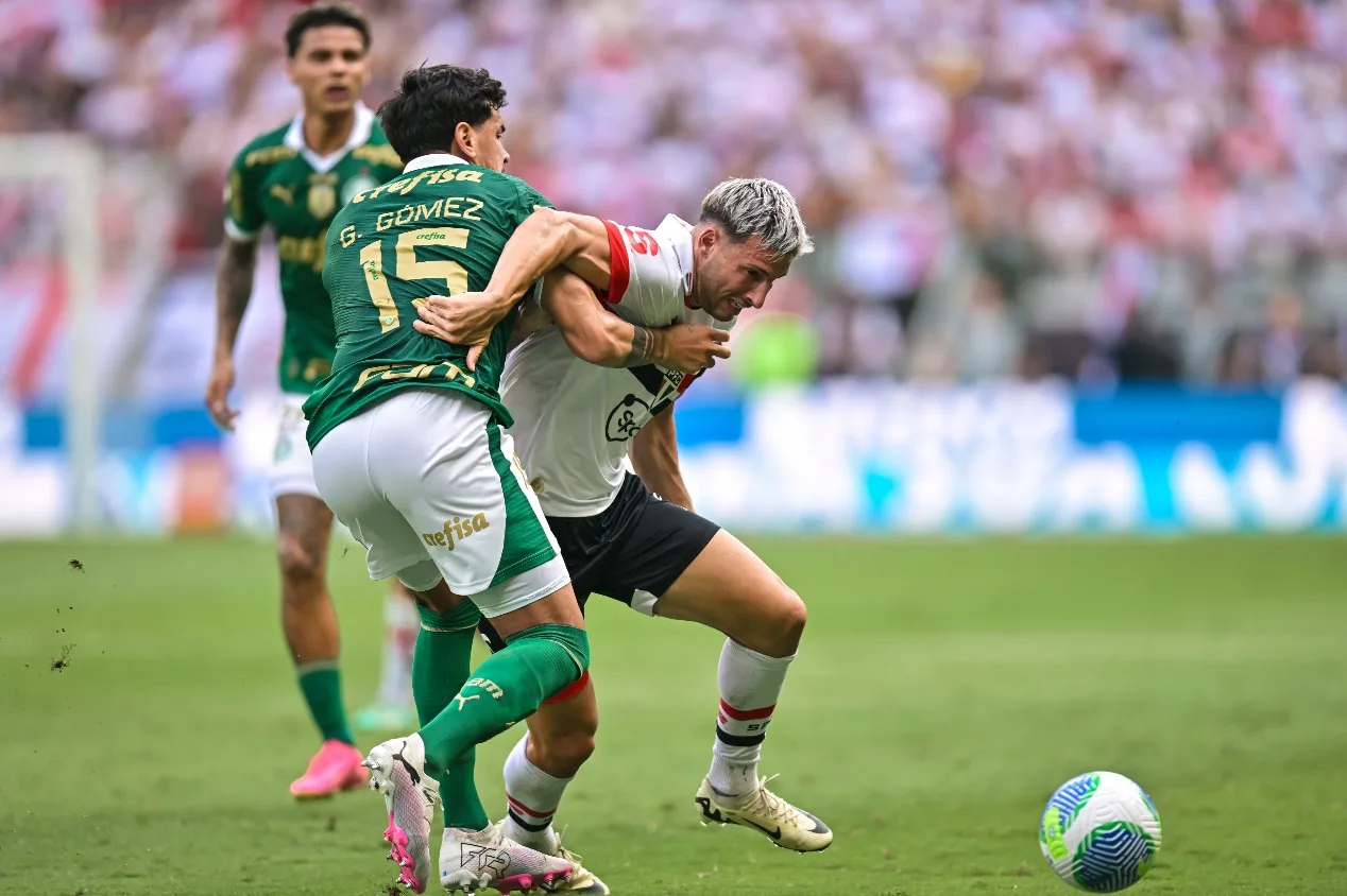 Cleber Machado “rebate” Cicinho e indica time destaque do Brasil