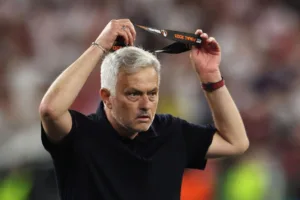 Após demissão da Roma, Mourinho teria “peitado” jogadores e devolvido presente