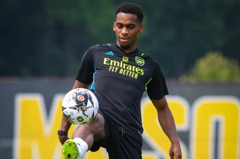 Arteta mostra confiança no retorno de defensor holandês no Arsenal