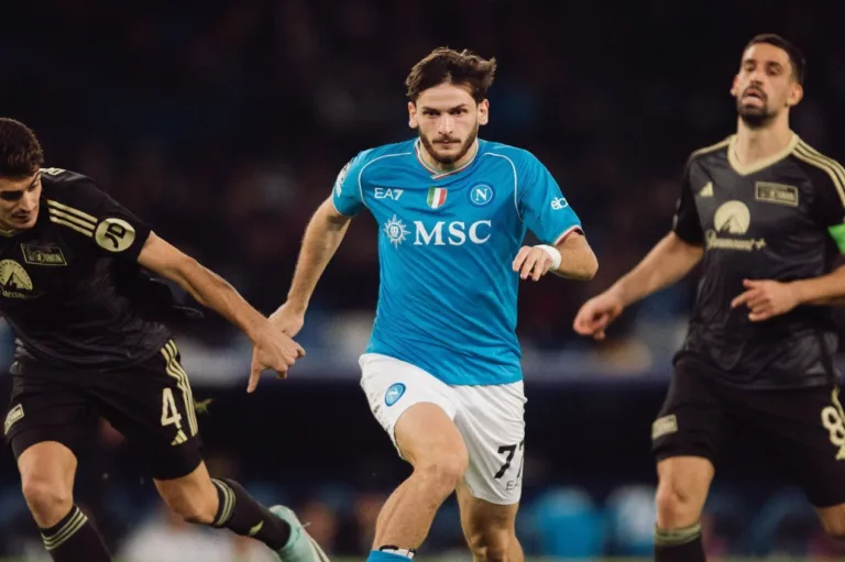 Com possível saída de Mbappé, jogador do Napoli é especulado no PSG 