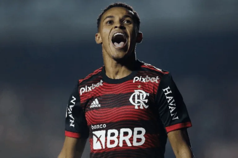 Palmeiras se aproxima de fechar com atacante ex-Flamengo