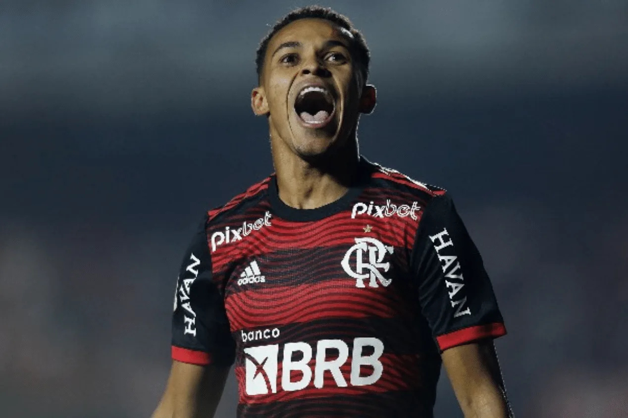 Palmeiras se aproxima de fechar com atacante ex-Flamengo