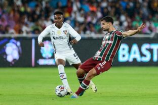 Matheus Martinelli, do Fluminense, e Oscar Zambrano, da LDU Quito, disputam a bola na Recopa Sul-americana 2024 (Franklin Jacome/Getty Images)