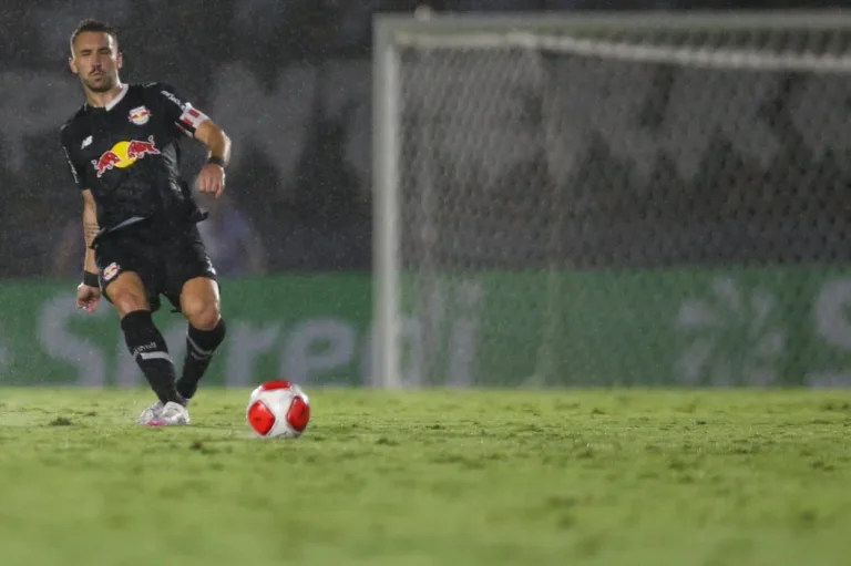 Léo Ortiz se manifesta sobre possível ida ao Flamengo