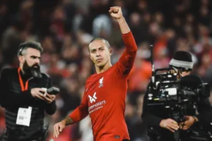 Quase um ano depois, Thiago Alcântara retoma treinos no Liverpool