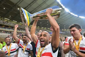Neto reage com gesto obsceno após título do SPFC na Supercopa; assista