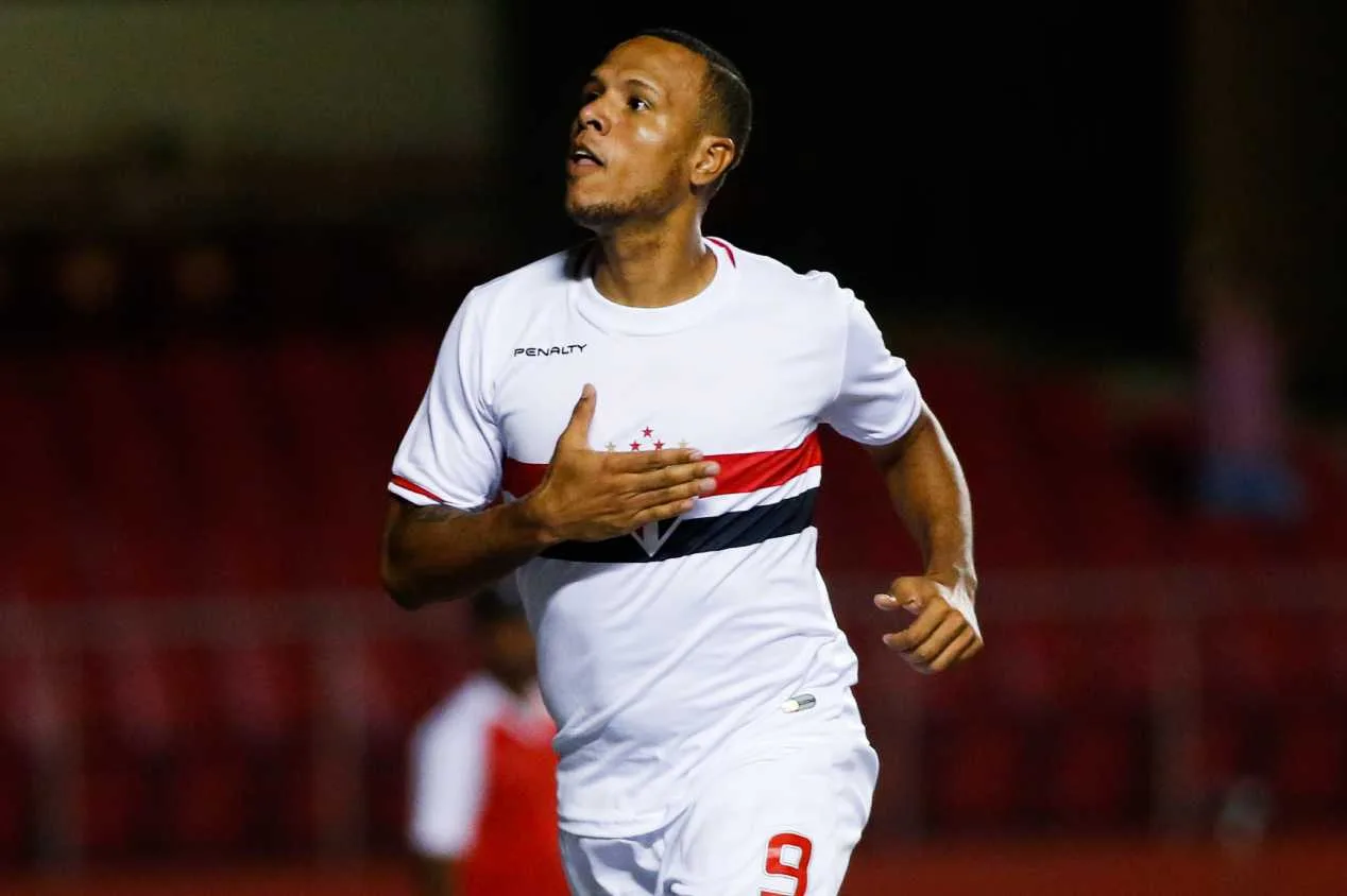 Luís Fabiano elege três jogadores que jogaram mais do que ele; veja a lista