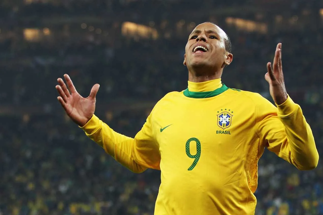 Luis Fabiano “esquece” Ronaldo e revela maior inspiração no futebol: “Meu ídolo”