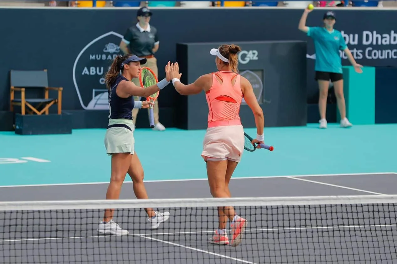 Bia Haddad e Luisa Stefani vencem norte-americanas e vão à semifinal em Abu Dhabi